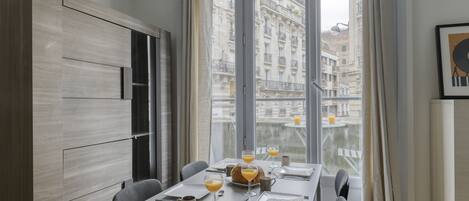 تناول الطعام