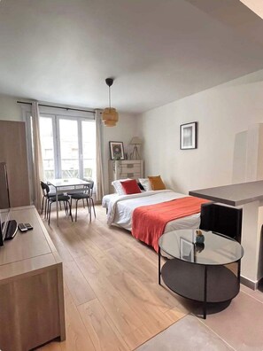 2 多间卧室、熨斗/熨衣板、旅行婴儿床、WiFi