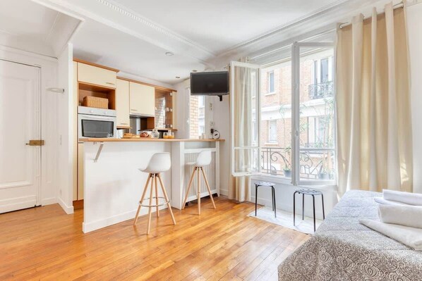 Iron/ironing board, travel crib, WiFi, bed sheets