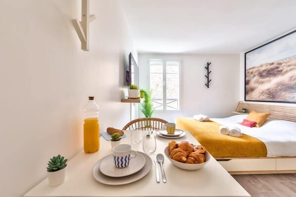 Skrivbord, strykjärn/strykbräda, resesäng och wi-fi