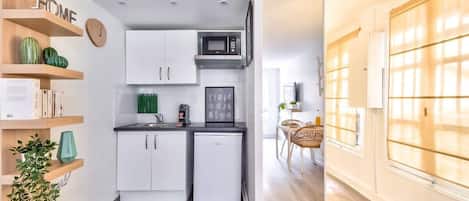 Frigorífico, microondas, placa de cocina y cafetera o tetera
