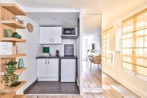 Kylskåp, mikrovågsugn, spishäll och kaffe- och tebryggare