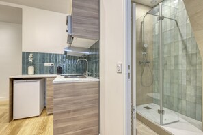 Dusche, Haartrockner, Handtücher
