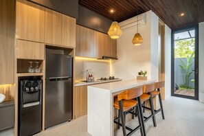 Kjøleskap, mikrobølgeovn, kokeplater og kaffetrakter/tekoker