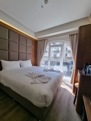 Standard-Doppelzimmer, Balkon | Hochwertige Bettwaren, Minibar, Zimmersafe, Schreibtisch