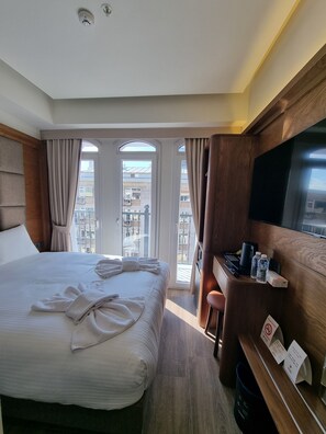 Standard Double Room, Balcony | Premium bedding, minibar, in-room safe, desk