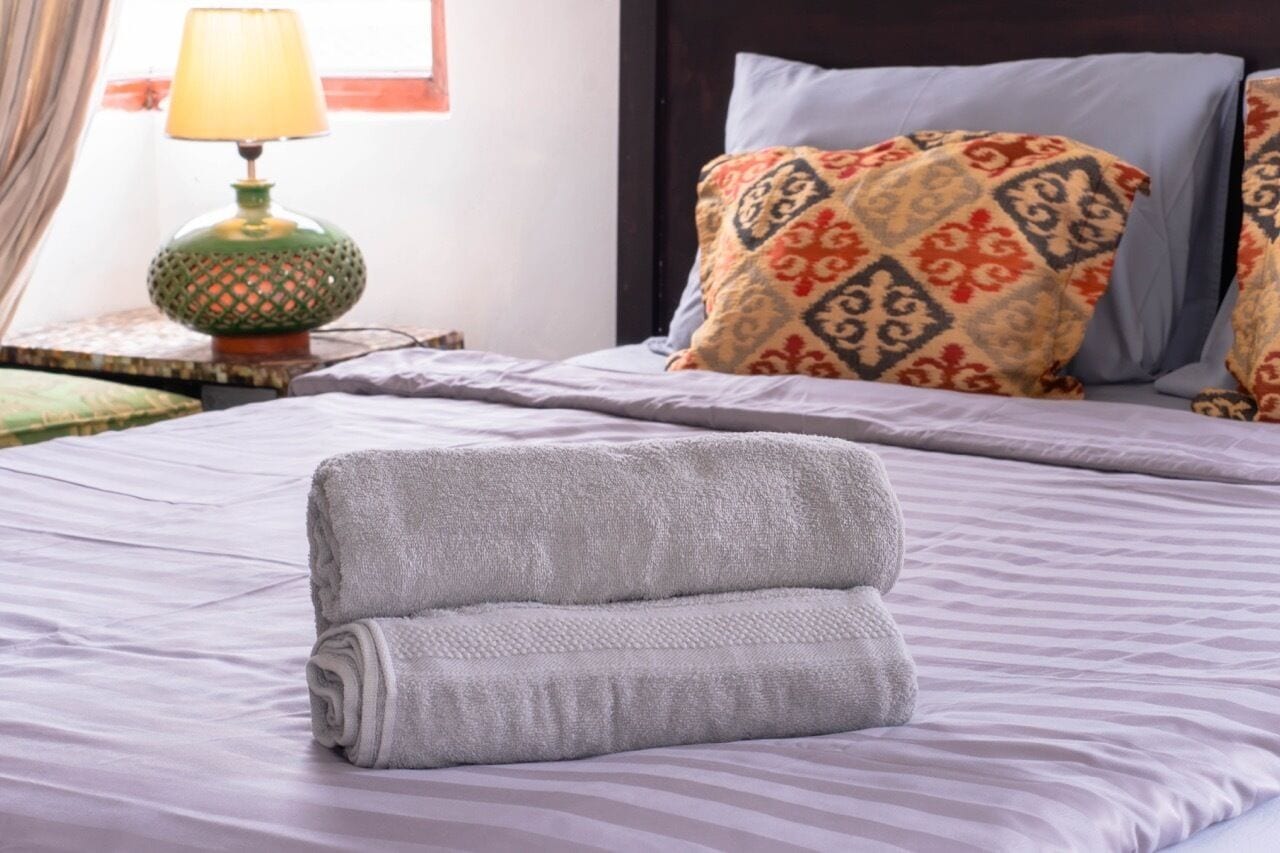 办公桌、免费 WiFi