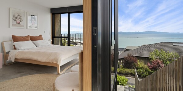 4 bedrooms, desk, iron/ironing board, free WiFi - Black Barn Escape - Modern, Architectural, Sea Views, Spa Pool! (Nelson)