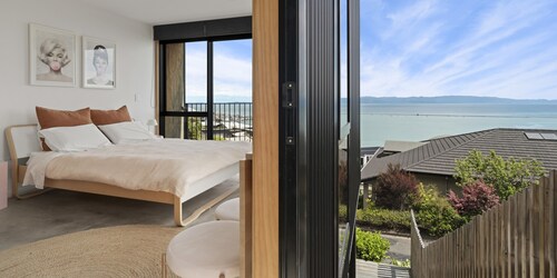 Black Barn Escape - Modern, Architectural, Sea Views, Spa Pool!