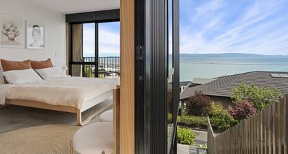 Black Barn Escape - Modern, Architectural, Sea Views, Spa Pool!