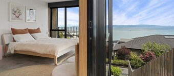 Black Barn Escape - Modern, Architectural, Sea Views, Spa Pool!