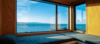 Black Barn Escape - Modern, Architectural, Sea Views, Spa Pool!