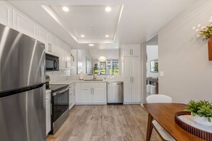 Coffee/tea maker, fridge, microwave, oven