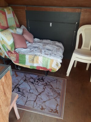 1 bedroom, bed sheets - Furnished Wooden Caravan in Qartaba Panoramic View, Garden and Comfort (Qartaba)