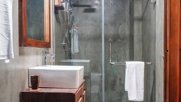 Suihku, hiustenkuivaaja, bidee, pyyhkeet