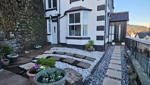 Exterior - Llangollen Retreat with Stunning Views of the Castle (Llangollen)