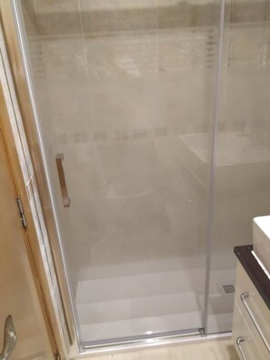 Een douche, handdoeken