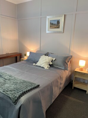 3 dormitorios, tabla de planchar con plancha, cuna de viaje