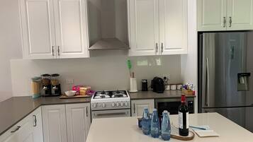 Geladeira, micro-ondas, fogão, cooktop