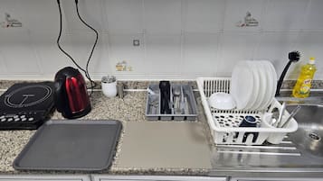 Refrigerador con congelador, microondas y parrilla de estufa