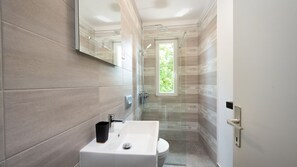 Douche, séchoir à cheveux, serviettes fournies
