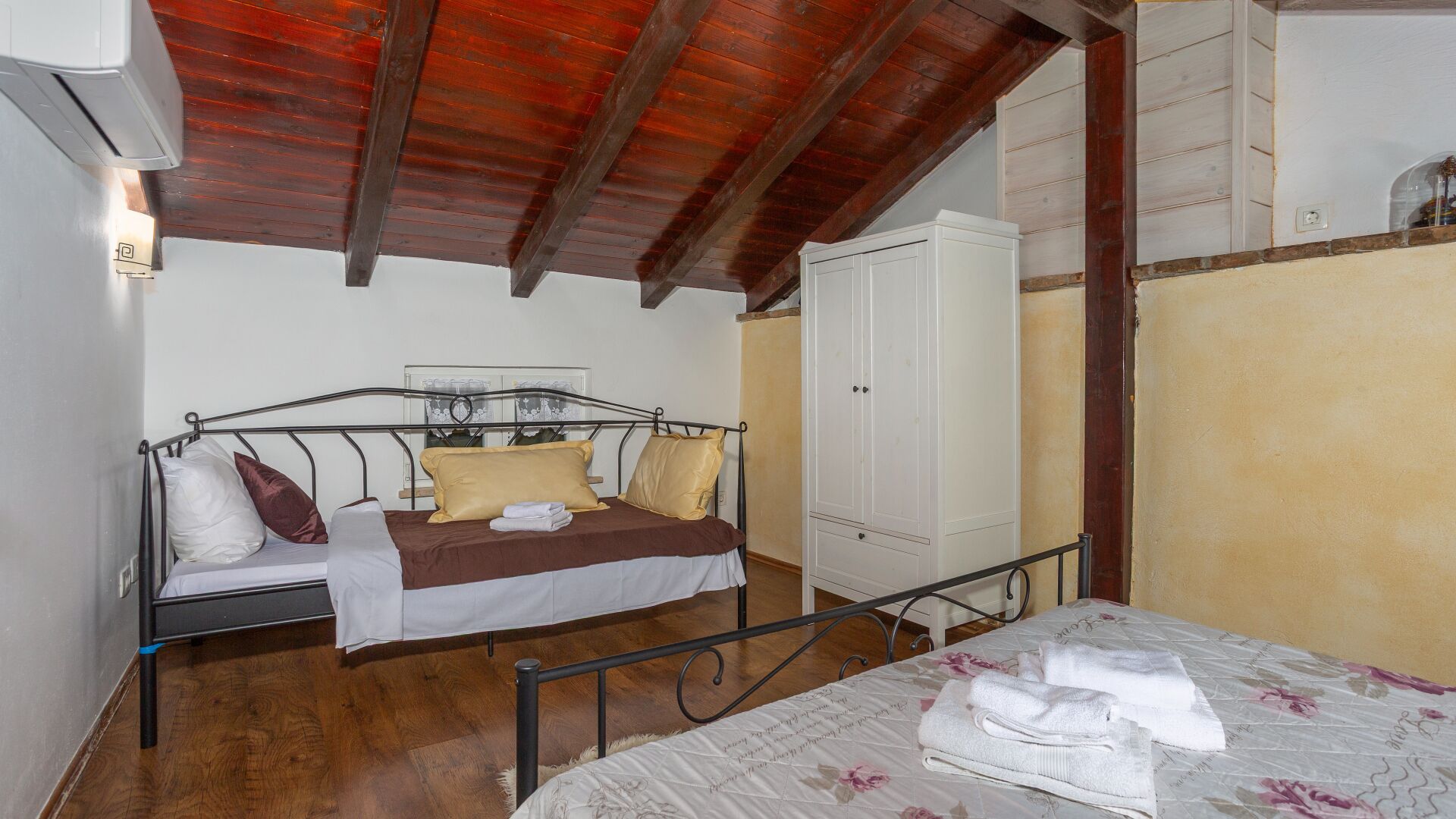 4 habitaciones, tabla de planchar con plancha y wifi gratis 
