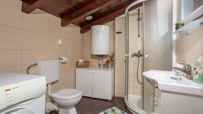 Dusche, Haartrockner, Handtücher