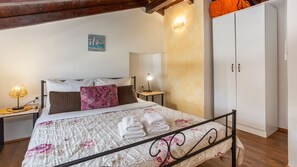 4 bedrooms, iron/ironing board, free WiFi, bed sheets