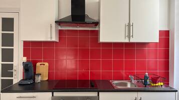 Micro-ondes, four, plaque de cuisson