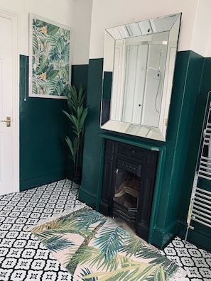Shower, hair dryer, towels - Avon View | Wessex Quarters (Salisbury)