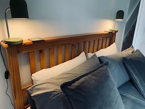 Iron/ironing board, free WiFi, bed sheets
