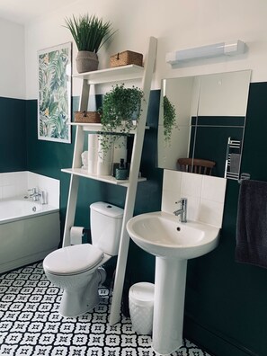 Douche, sèche-cheveux, serviettes fournies
