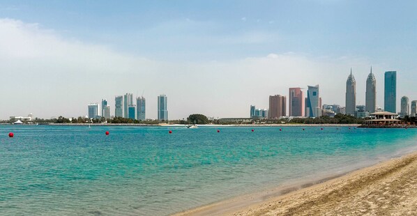 Playa privada y playa de arena blanca 