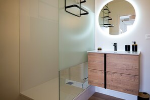 Regadera y secadora de cabello 