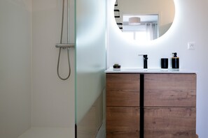 Ducha, secador de pelo y toallas