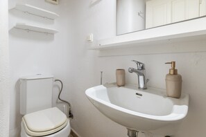 Douche, séchoir à cheveux, serviettes fournies