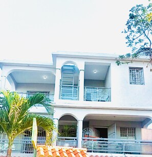 Exterior -  100 m2  BIG Apartment With AC, Free ParKing + WIFI Near JUMBO Supermarket (San Pedro de Macorís)