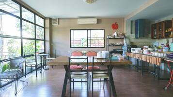 Coffee/tea maker, electric kettle