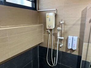 Deluxe Triple Room | Bathroom | Shower, free toiletries, slippers, towels - V Tharm Hotel (Udon Thani)