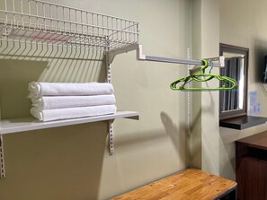 Quarto triplo luxo | Escrivaninha, Wi-Fi de cortesia, roupa de cama