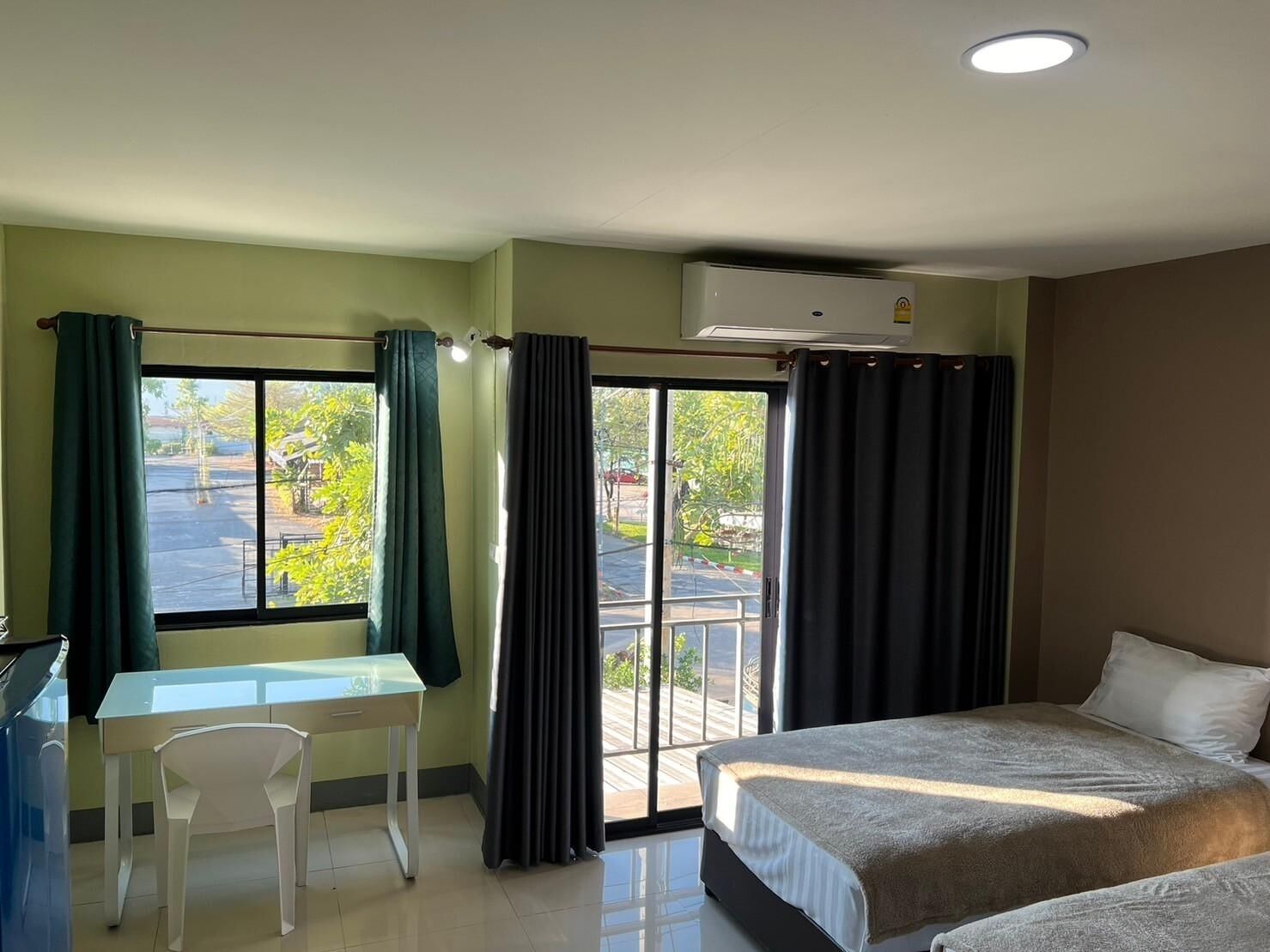 Deluxe Triple Room | Desk, free WiFi, bed sheets