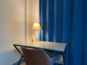 Quarto casal luxo | Escrivaninha, Wi-Fi de cortesia, roupa de cama