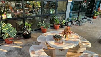 Vista frontal de la propiedad