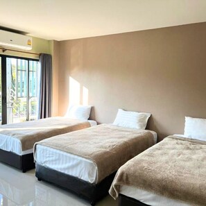 Deluxe Triple Room | Desk, free WiFi, bed sheets - V Tharm Hotel (Udon Thani)