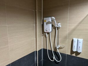 Deluxe Double Room | Bathroom - V Tharm Hotel (Udon Thani)