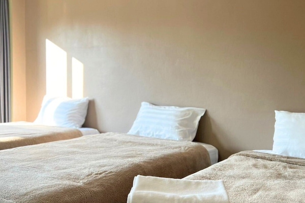 Habitación triple Deluxe | Escritorio, wifi gratis y ropa de cama