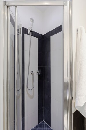 Economy Room | In-room safe, desk, blackout drapes, soundproofing - Relais Roma Centro (Rome)