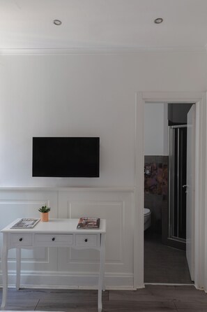 经典双人房 | 客房内保险箱、办公桌、遮光窗帘、隔音