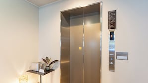 An elevator with a digital display and a sign indicating floor information. - Hotel Boujosou (Kazuno)