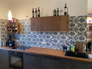 Fridge, oven, stovetop, dishwasher